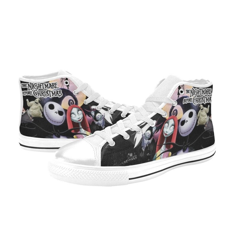 Op de afbeelding: Witte hoge canvas schoenen met een zwart-witte print van personages uit de film "The Nightmare Before Christmas".