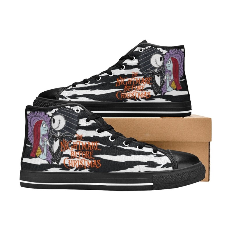 K&ouml;nnte beinhalten: Schwarz-wei&szlig;e Zebra-Muster-High-Top-Canvas-Schuhe mit einem Motiv von Jack Skellington und Sally aus dem Film "Nightmare Before Christmas".