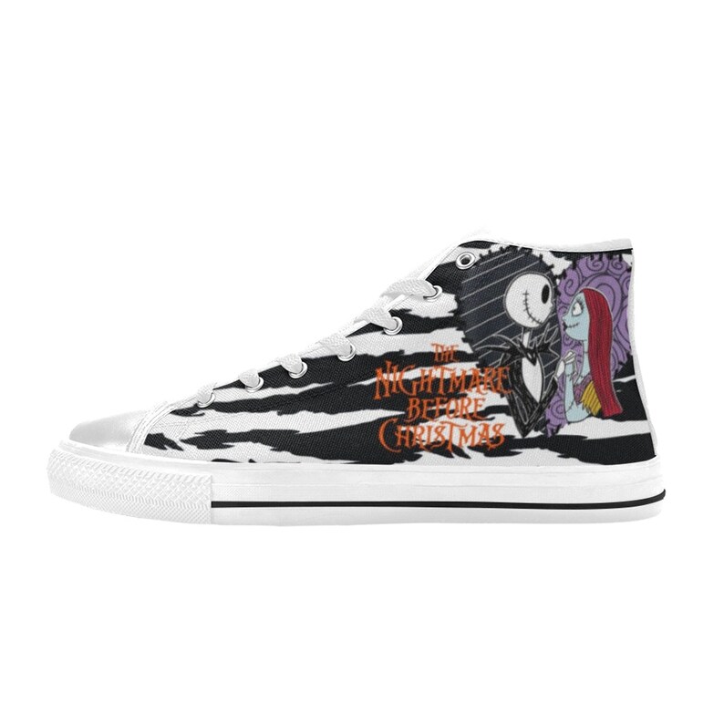 K&ouml;nnte beinhalten: Wei&szlig;e High-Top-Canvas-Schuhe mit einem schwarz-wei&szlig;en Zebra-Muster. Die Schuhe zeigen eine Grafik von Jack Skellington und Sally aus dem Film "Nightmare Before Christmas" mit dem Text "The Nightmare Before Christmas".