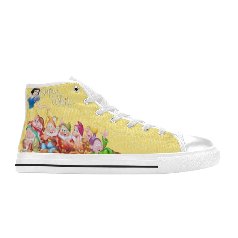 K&ouml;nnte beinhalten: Hohe Canvas-Sneaker mit gelbem Hintergrund und einer Grafik von Schneewittchen und den sieben Zwergen. Die Sneaker haben wei&szlig;e Schn&uuml;rsenkel, eine wei&szlig;e Zehenkappe und einen schwarzen Streifen entlang der Sohle.