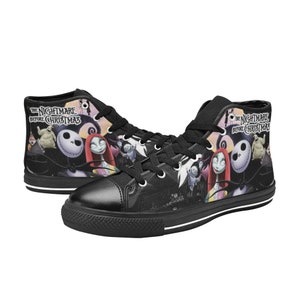 Op de afbeelding: Zwarte hoge canvas sneakers met een print van personages uit de film "The Nightmare Before Christmas". De print bevat Jack Skellington, Sally en andere personages. De schoenen hebben witte veters en een witte streep rond de zool.