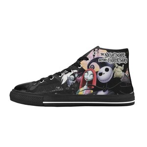 Op de afbeelding: Zwarte high-top canvas schoenen met een print van personages uit de film "The Nightmare Before Christmas". De print bevat Jack Skellington, Sally en andere personages uit de film.