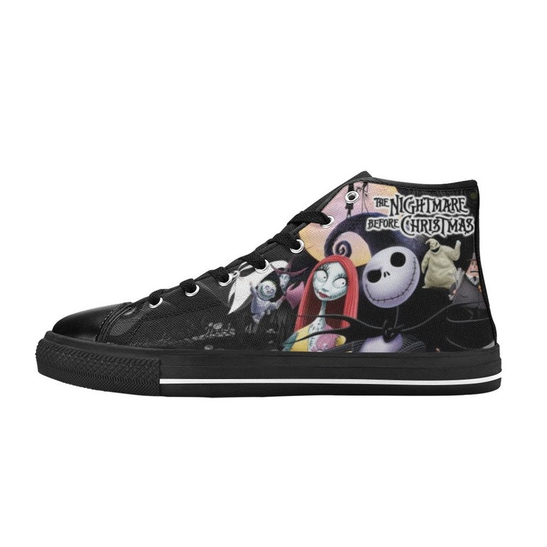 Op de afbeelding: Zwarte high-top canvas schoenen met een print van personages uit de film "The Nightmare Before Christmas". De print bevat Jack Skellington, Sally en andere personages uit de film.