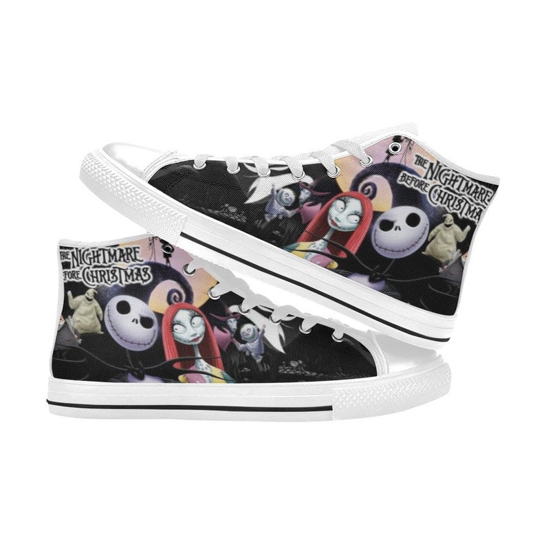 Op de afbeelding: Witte hoge canvas schoenen met een zwarte print van personages uit de film "The Nightmare Before Christmas". De print bevat Jack Skellington, Sally en andere personages uit de film.