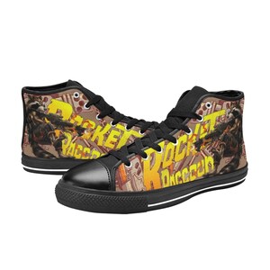 Könnte beinhalten: Schwarze High-Top-Canvas-Schuhe mit einem bunten Comic-Design mit den Worten "Rocket Raccoon".