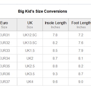 K&ouml;nnte beinhalten: Eine wei&szlig;e Tabelle mit der &Uuml;berschrift "Gr&ouml;&szlig;enumrechnungen f&uuml;r gro&szlig;e Kinder" zeigt Schuhgr&ouml;&szlig;enumrechnungen zwischen US-, Euro- und UK-Gr&ouml;&szlig;en. Sie enth&auml;lt Messungen f&uuml;r Innensohlenl&auml;nge, Fu&szlig;l&auml;nge und Fu&szlig;breite in cm.