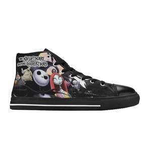 Op de afbeelding: Zwarte hoge canvas sneakers met een print van personages uit de film "The Nightmare Before Christmas".