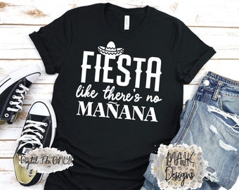 Może przedstawiać: Czarny T-shirt z białym tekstem, który brzmi "Fiesta like there's no mañana" i białą grafiką sombrero. Koszulka leży na białym drewnianym tle z parą czarnych butów sportowych i niebieskimi dżinsami.