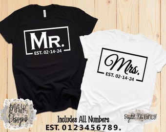 Op de afbeelding: Twee zwart-witte T-shirts met de tekst "MR. EST. 02-14-24" en "Mrs. EST. 02-14-24" erop. De tekst is in een vet, sans-serif lettertype. De shirts liggen op een houten oppervlak.