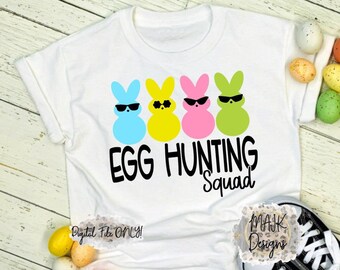 Peut inclure: T-shirt blanc avec quatre silhouettes de lapins de Pâques colorés portant des lunettes de soleil et le texte "Egg Hunting Squad".