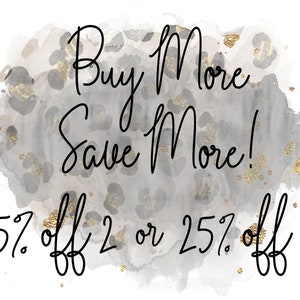 Puede incluir: Un fondo de acuarela con un patr&oacute;n de estampado de leopardo en tonos grises y dorados. El texto "Buy More Save More! 15% off 2 or 25% off 4" est&aacute; escrito en negro.