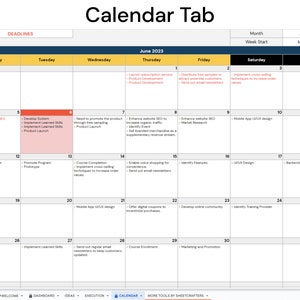 Op de afbeelding: Een kalendertabblad voor juni 2023 met dagelijkse taken en deadlines voor een e-commercebedrijf. De kalender is verdeeld in dagen van de week, waarbij elke dag een lijst met taken heeft. De taken omvatten dingen als "Verbeter website SEO", "Ontwikkel systeem", "Implementeer geleerde vaardigheden", "Promoot programma", "Voltooi cursus", "Maak spraakgestuurd winkelen mogelijk", "Identificeer functies", "Mobiele app UI/UX-ontwerp", "Backend-ontwikkeling", "Ontwikkel online community", "Identificeer trainingsaanbieder", "Cursusinschrijving", "Marketing en promotie" en "Verstuur regelmatig e-mailnieuwsbrieven om klanten op de hoogte te houden".