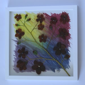 Könnte beinhalten: Ein gerahmtes Kunstwerk mit einem Aquarellhintergrund mit einem Regenbogen-Farbverlauf von Gelb, Blau und Lila. Das Kunstwerk zeigt einen Zweig mit braunen Glasblumen, mit den Initialen des Künstlers "TB" unten rechts signiert.