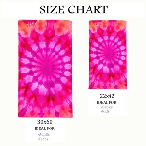 K&ouml;nnte beinhalten: Zwei Handt&uuml;cher mit Batikmuster in Rosa- und Rott&ouml;nen, mit einem zentralen kreisf&ouml;rmigen Muster. Das gr&ouml;&szlig;ere Handtuch misst 76x152 cm, das kleinere 56x107 cm. Der Text "SIZE CHART" steht oben.