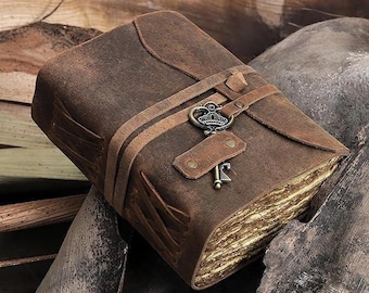 Diário de couro vintage: livro de sombras em branco com fecho de chave