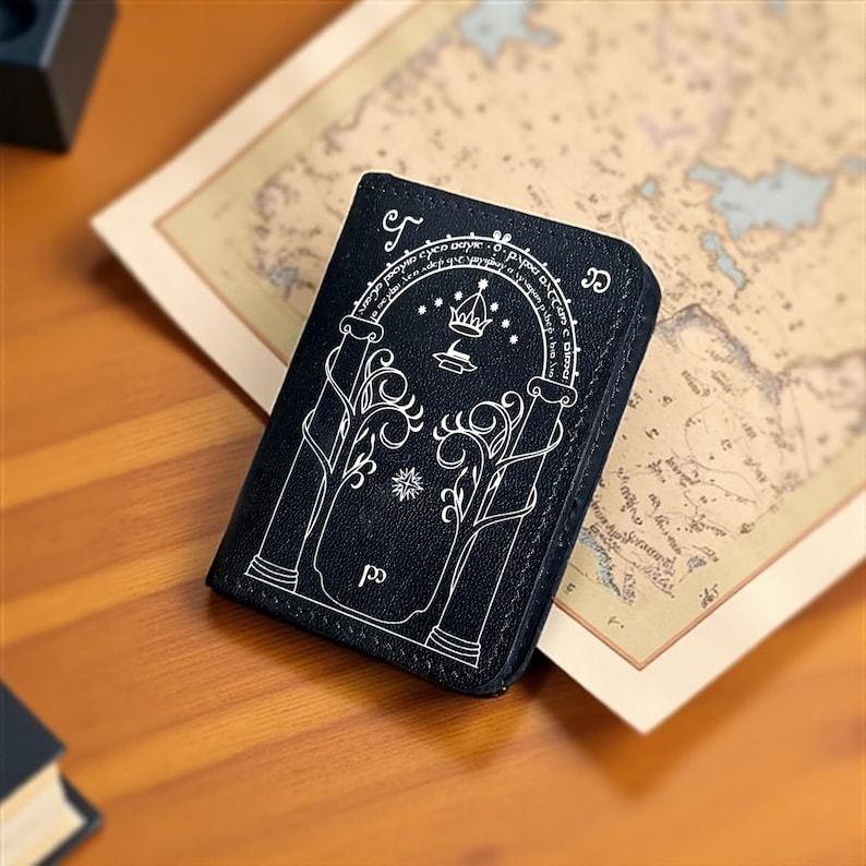 Carteira artesanal em couro com estampa da Porta de Durin | 4 compartimentos para cartões | Inspirada em Tolkien imagem 1