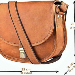 Pu&ograve; includere: Una borsa a tracolla in pelle marrone con chiusura a lembo e fibbia. La borsa ha una lunga tracolla regolabile e misura 25 cm di larghezza, 20 cm di altezza e 8 cm di profondit&agrave;.