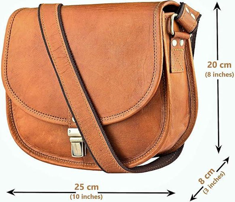 Pu&ograve; includere: Una borsa a tracolla in pelle marrone con chiusura a lembo e fibbia. La borsa ha una lunga tracolla regolabile e misura 25 cm di larghezza, 20 cm di altezza e 8 cm di profondit&agrave;.