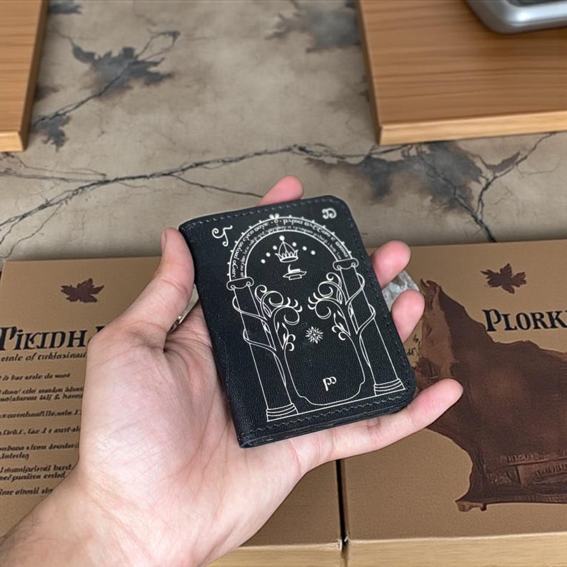 Carteira artesanal em couro com estampa da Porta de Durin | 4 compartimentos para cartões | Inspirada em Tolkien imagem 7
