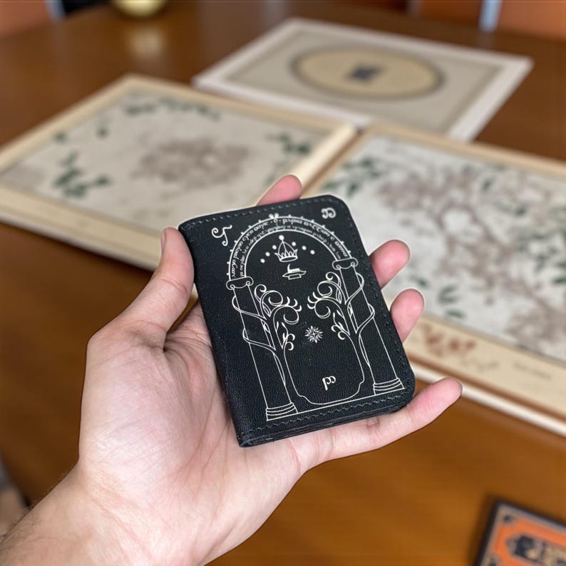 Carteira artesanal em couro com estampa da Porta de Durin | 4 compartimentos para cartões | Inspirada em Tolkien imagem 5