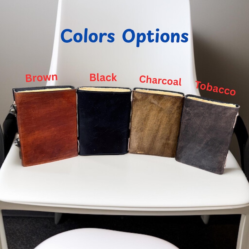 Puede incluir: Se muestran cuatro diarios de cuero en colores marr&oacute;n, negro, carb&oacute;n y tabaco. Los diarios son rectangulares con un borde de color claro y un cierre. El texto "Colors Options" est&aacute; encima de los diarios.