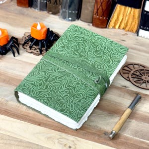 handgemachtes Lederbuch - Vintage Büttenpapier Grünes Blumen Journal, handgemachtes Leder Notizbuch Skizzenbuch, Blank Zauberbuch der Schatten Journal