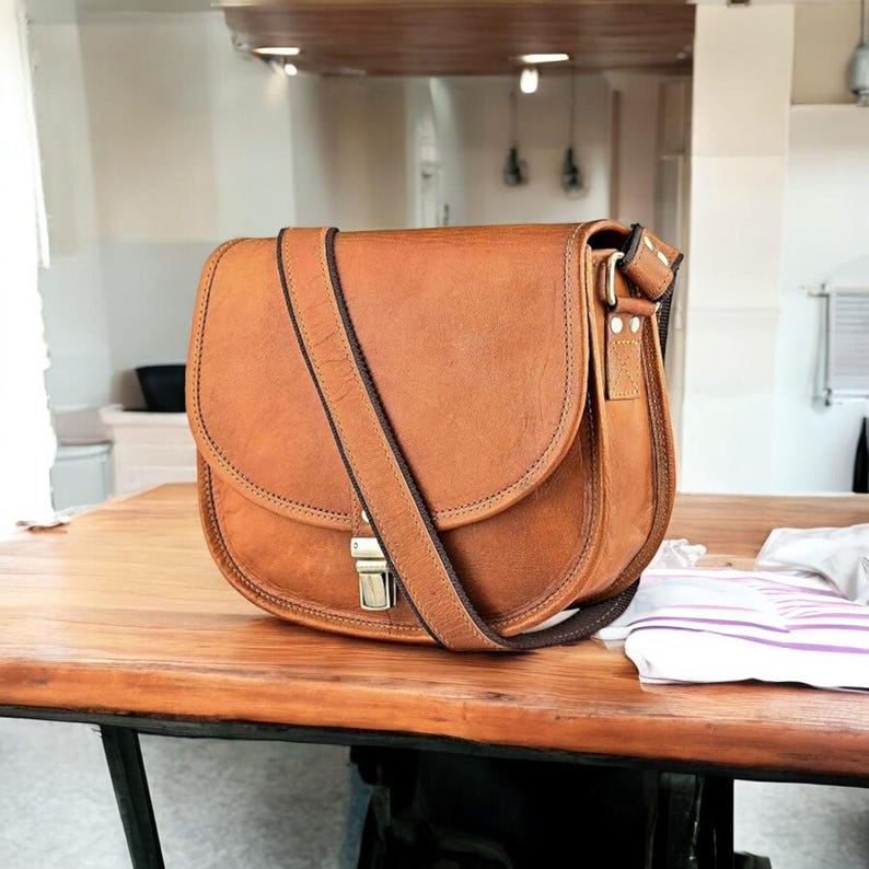 Pu&ograve; includere: Una borsa a tracolla in pelle marrone con chiusura a lembo e una lunga tracolla regolabile. La borsa ha un aspetto vintage ed &egrave; realizzata in pelle di alta qualit&agrave;.