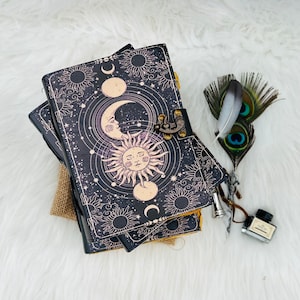 Diário de couro com 400 páginas de Sol e Lua Celestiais - Livro de feitiços feito à mão com papel de borda serrilhada