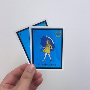 Loteria „El Paraguas” jako Morton Salt Girl Naklejka | Zabawna i nostalgiczna sztuka popkultury | Naklejka winylowa na laptopy, butelki na wodę i nie tylko
