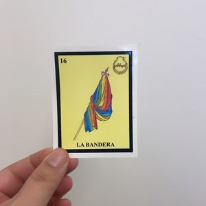 Lotería « La Bandera » comme drapeau de la fierté Sticker | LGBTQ+ Art mexicain | Sticker en vinyle pour ordinateurs portables, bouteilles d'eau et plus