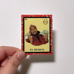 Naklejka Lotería „El Músico” Tupac | Sztuka hip-hopowa inspirowana Meksykiem | Naklejka winylowa na laptopy, butelki z wodą i nie tylko