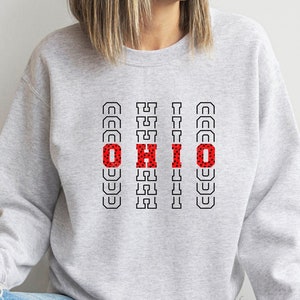 Può includere: Un cartello in legno fatto a mano con la scritta "Welcome" in un carattere giocoso. Il cartello presenta uno sfondo bianco invecchiato e una cornice in legno tinto scuro. Dimensioni: circa 30 cm di larghezza e 15 cm di altezza.