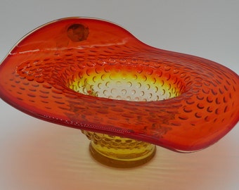 Wazon z żółtego szkła typu dzbanek Jack in the Pulpit z ćwiekami w kolorze bursztynowym, ok. lat 60. XX wieku