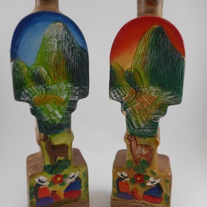 Handbemalter peruanischer roter Ton-Set mit 2 Dekantern Machu Picchu CIRCA 1970er Jahre