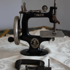 SINGER antique model 20 original miniature Sewing Machine CIRCA 1930s