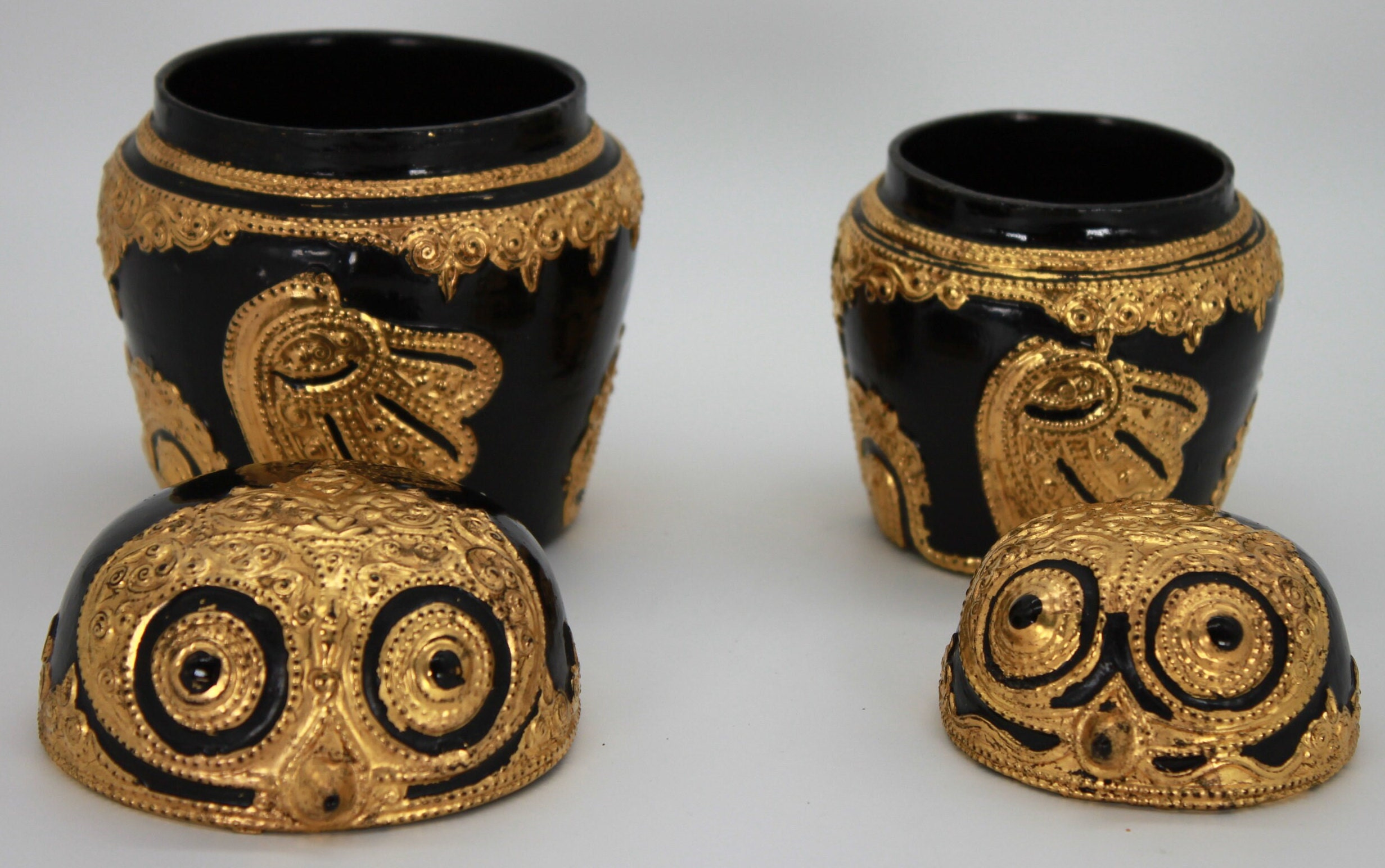 ビルマ産の黒漆に金彩を施したフクロウの小物入れ。1960年代頃