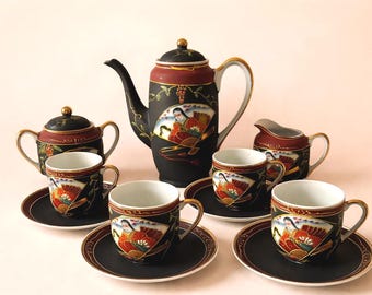 Juego de té vintage de geisha de Aito Japan de la década de 1970, de porcelana negra mate dorada pintada a mano con el motivo Moriage.