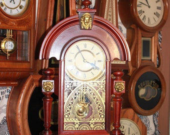 Reloj de péndulo y puerta de cristal decorada con diseño King modelo TAE YANG