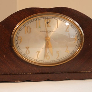 GENERAL ELECTRIC Model 414 Art Deco wood mantle Clock CIRCA 1950s