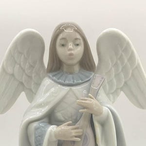 LLADRO Spain &quot;Heavenly Arpist&quot; Angel figurine, Daisa CIRCA 1990s
