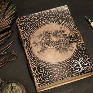 Journal en cuir embossé dragon, carnet en cuir rechargeable fait main grimoire celtique, cadeau médiéval antique pour unisexe avec serrure en C en laiton image 1