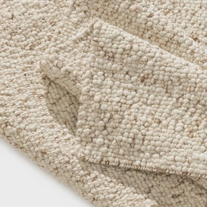 Handwoven Chunky Wool Rug: Pebble Loop Texture, Scandinavian Style