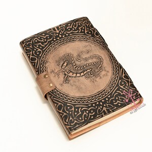 Journal en cuir embossé dragon, carnet en cuir rechargeable fait main grimoire celtique, cadeau médiéval antique pour unisexe avec serrure en C en laiton image 7