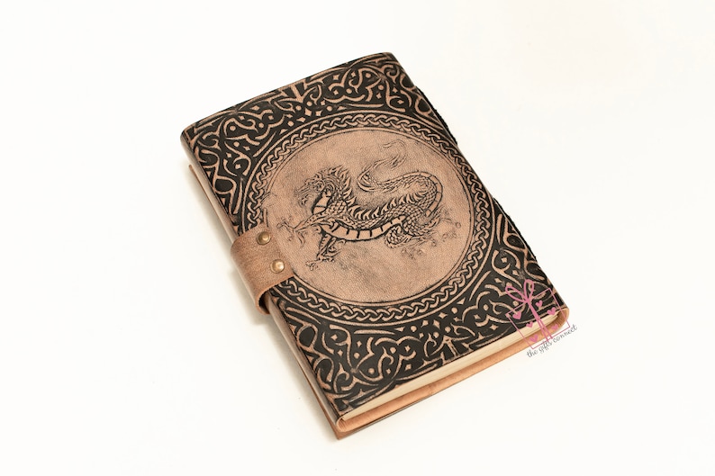 Journal en cuir embossé dragon, carnet en cuir rechargeable fait main grimoire celtique, cadeau médiéval antique pour unisexe avec serrure en C en laiton image 7