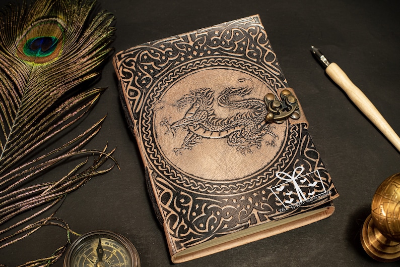 Journal en cuir embossé dragon, carnet en cuir rechargeable fait main grimoire celtique, cadeau médiéval antique pour unisexe avec serrure en C en laiton image 1