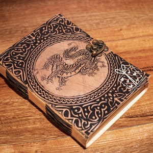 Journal en cuir embossé dragon, carnet en cuir rechargeable fait main grimoire celtique, cadeau médiéval antique pour unisexe avec serrure en C en laiton image 8