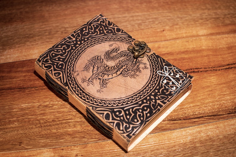 Journal en cuir embossé dragon, carnet en cuir rechargeable fait main grimoire celtique, cadeau médiéval antique pour unisexe avec serrure en C en laiton image 8