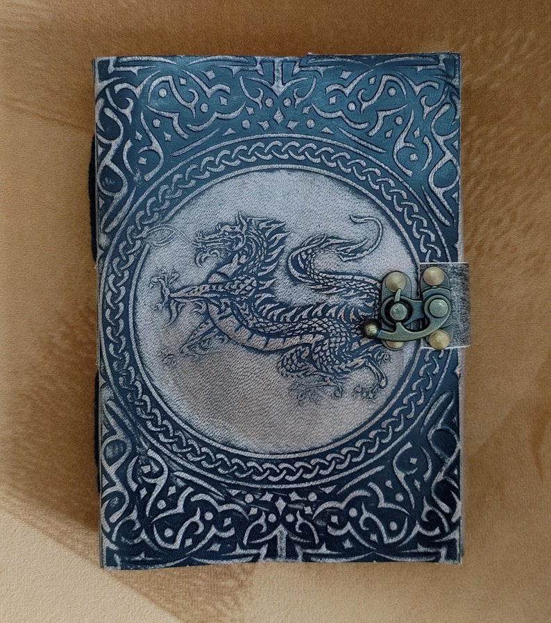 Journal en cuir embossé dragon, carnet en cuir rechargeable fait main grimoire celtique, cadeau médiéval antique pour unisexe avec serrure en C en laiton image 4