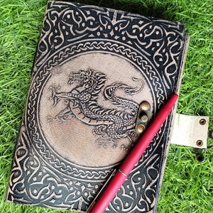 Journal en cuir embossé dragon, carnet en cuir rechargeable fait main grimoire celtique, cadeau médiéval antique pour unisexe avec serrure en C en laiton image 3