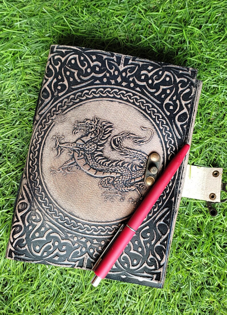 Journal en cuir embossé dragon, carnet en cuir rechargeable fait main grimoire celtique, cadeau médiéval antique pour unisexe avec serrure en C en laiton image 3